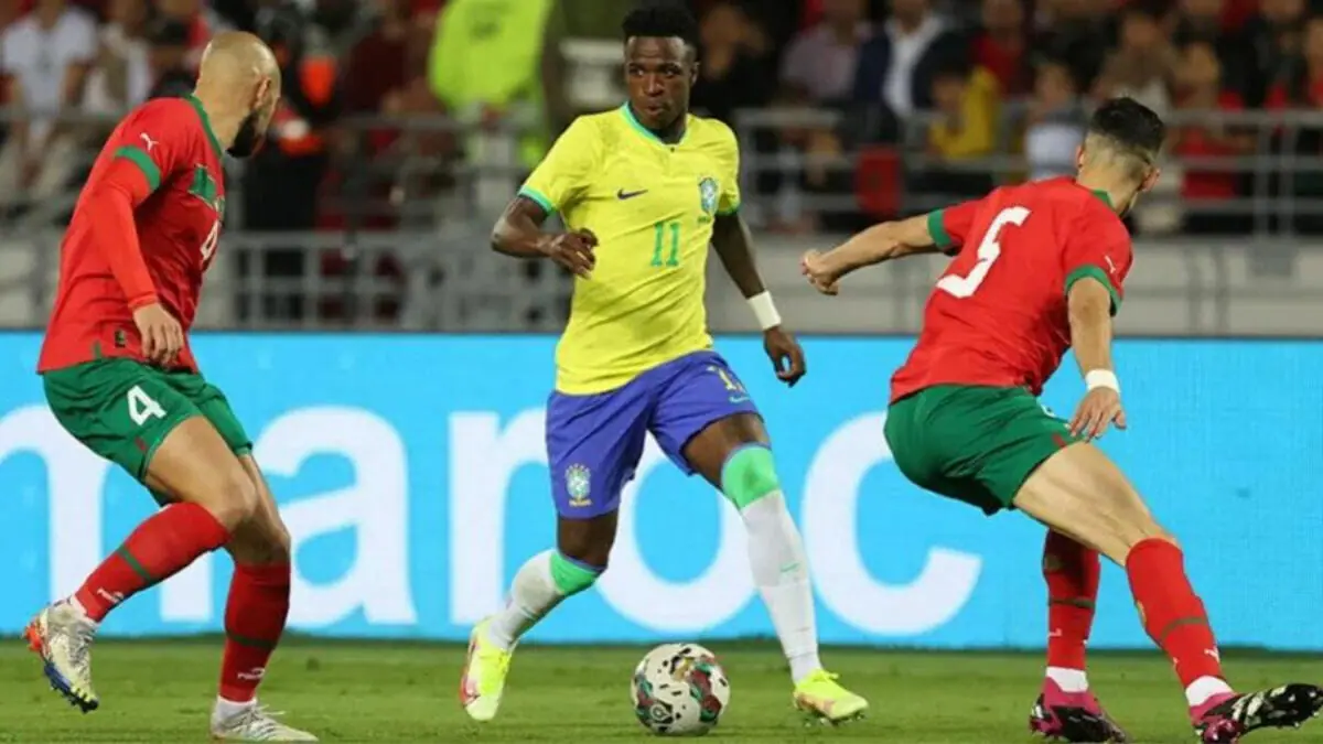 Seleção brasileira em campo contra o Marrocos