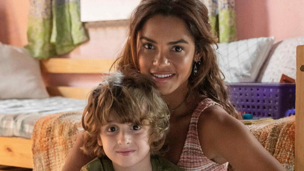 Brisa (Lucy Alves) com o filho Tonho (Vicente Alvite)