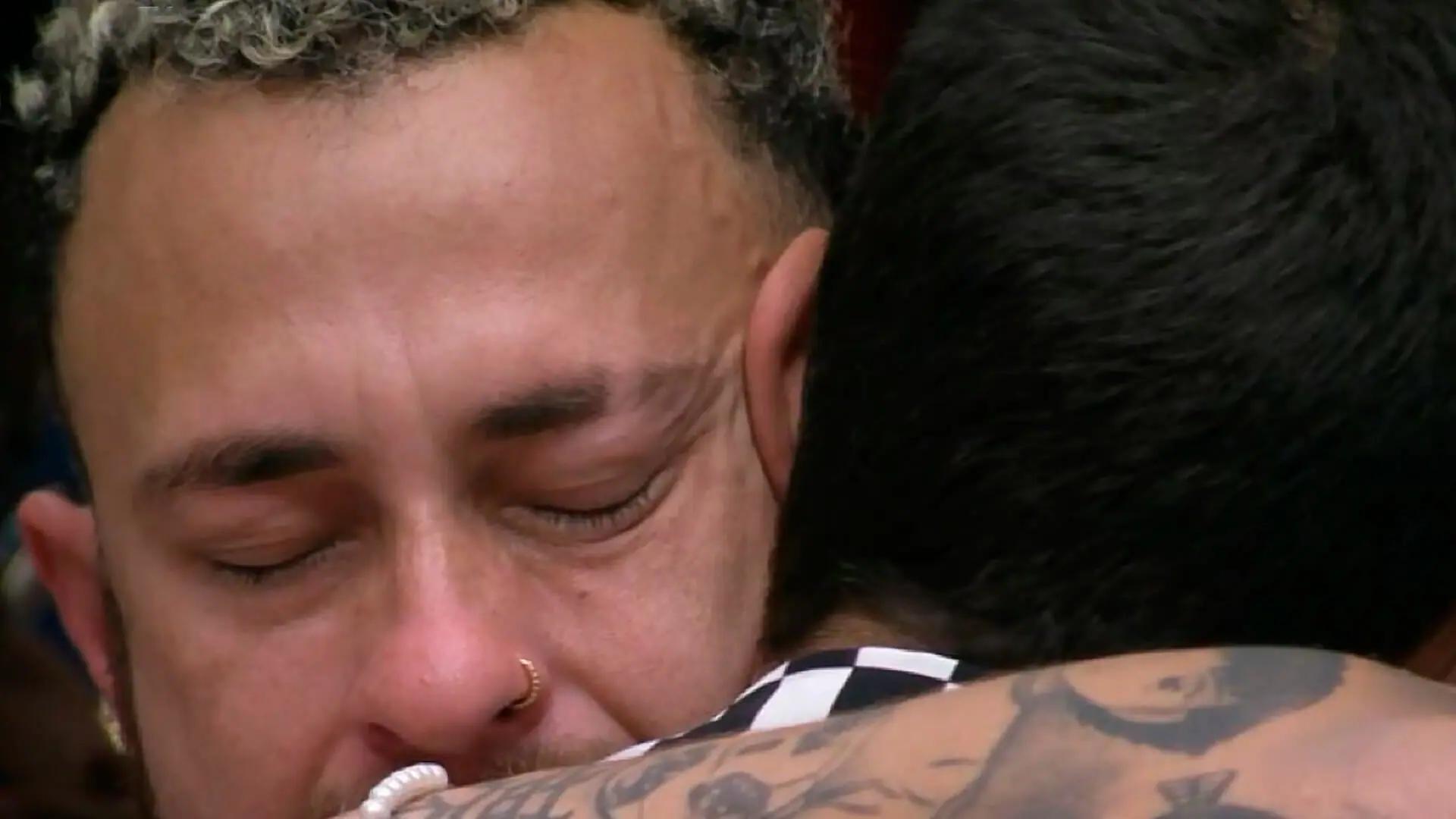 Fred chora e é consolado por Gabriel Santana no BBB 23