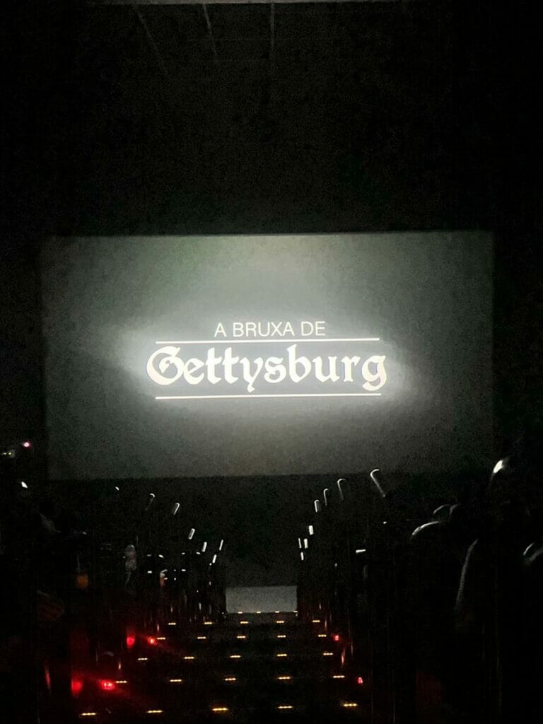 Registro da exibição do filme A Bruxa de Gettysburg na sala de cinema