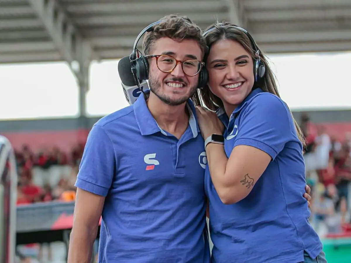 O casal de jornalistas Rodrigo Castro e Victória Leite