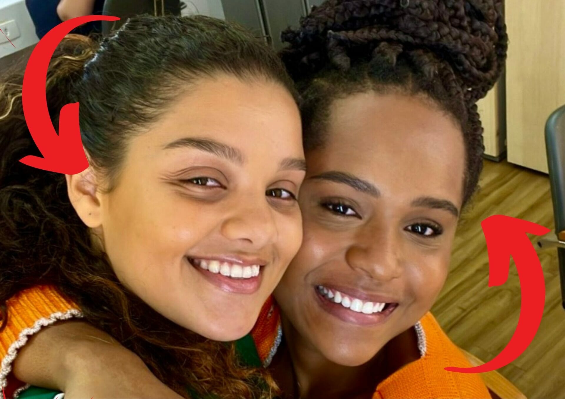Karina (Danielle Olímpia) e Isa (Duda Santos) de Travessia