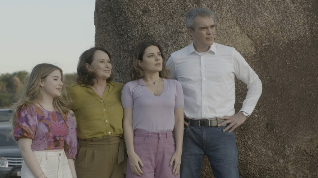 Poliana (Sophia Valverde), Ruth (Myriam Rios), Luísa (Thaís Melchior) e Otto (Dalton Vigh) em Poliana Moça