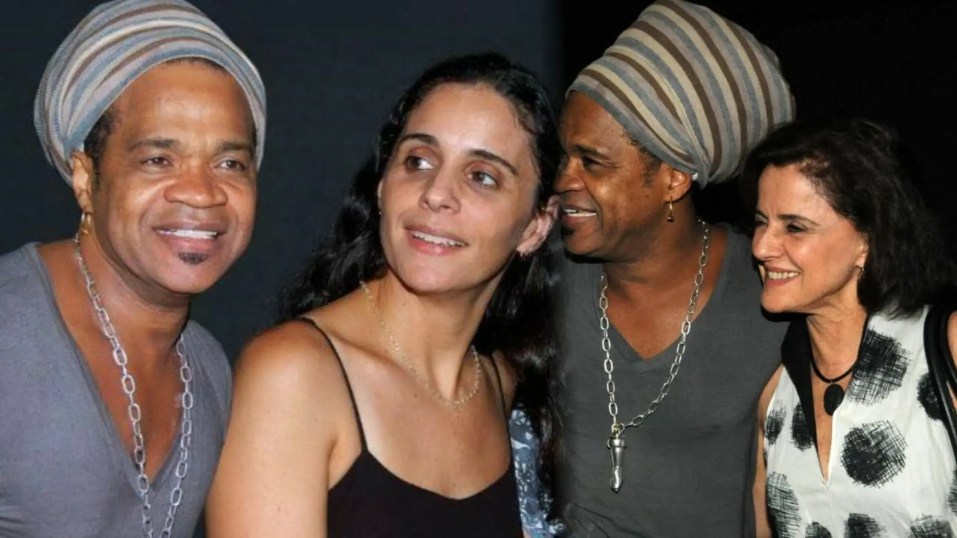 Carlinhos Brown e a ex-mulher Helena Buarque; ao lado o músico com a ex-sogra Marieta Severo