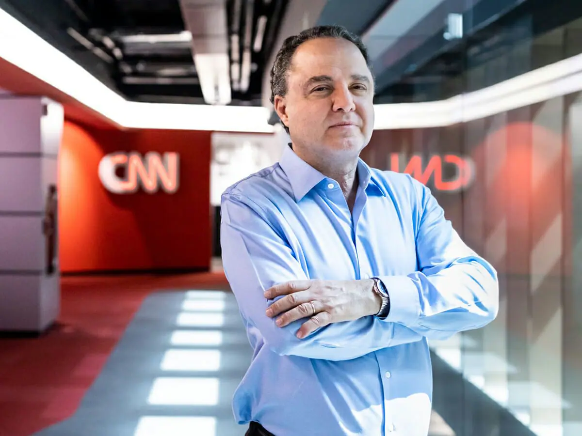 O cardiologista Roberto Kalil posa na sede da CNN Brasil