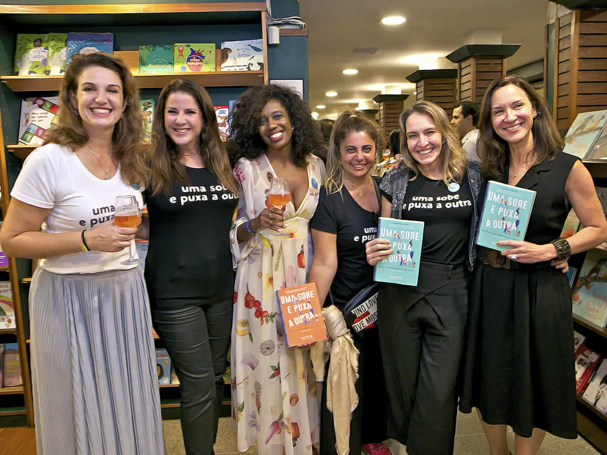 Autoras do livro Uma Sobe e Puxa a Outra durante lançamento no Rio de Janeiro