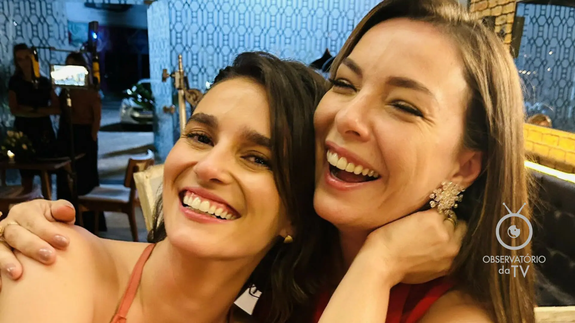 Clara (Regiane Alves) e Helena (Priscila Priscila Sztejnman) em Vai na Fé