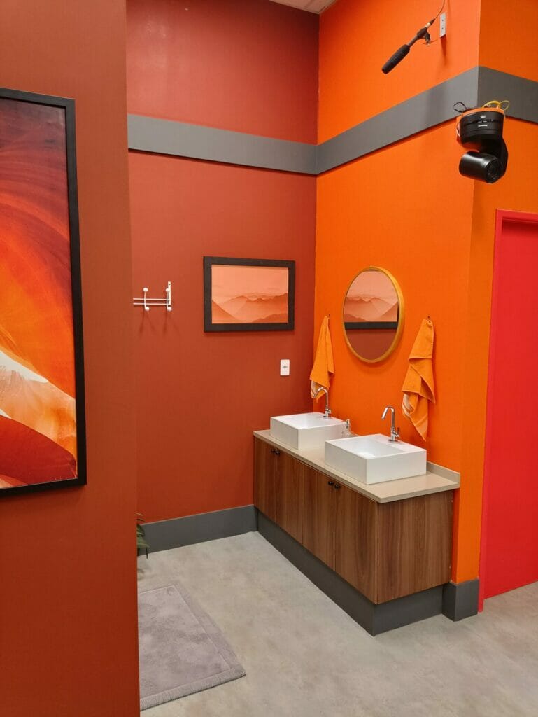 Dentro da casa laranja
