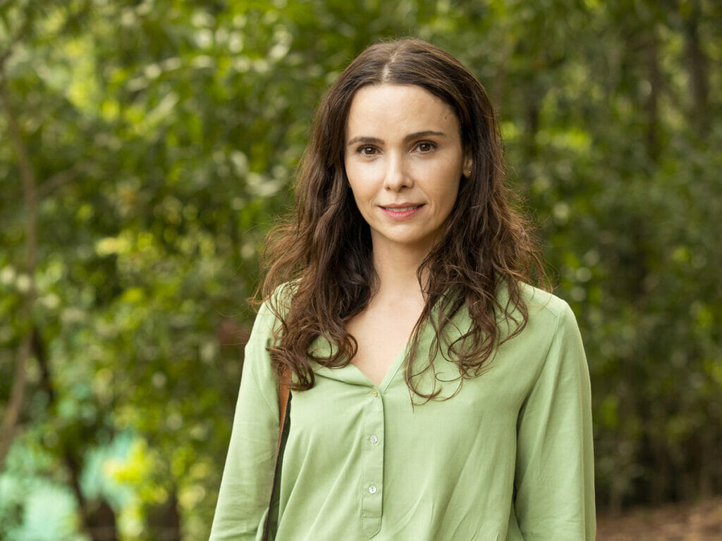 Débora Falabella interpreta Lucinda em Terra e Paixão