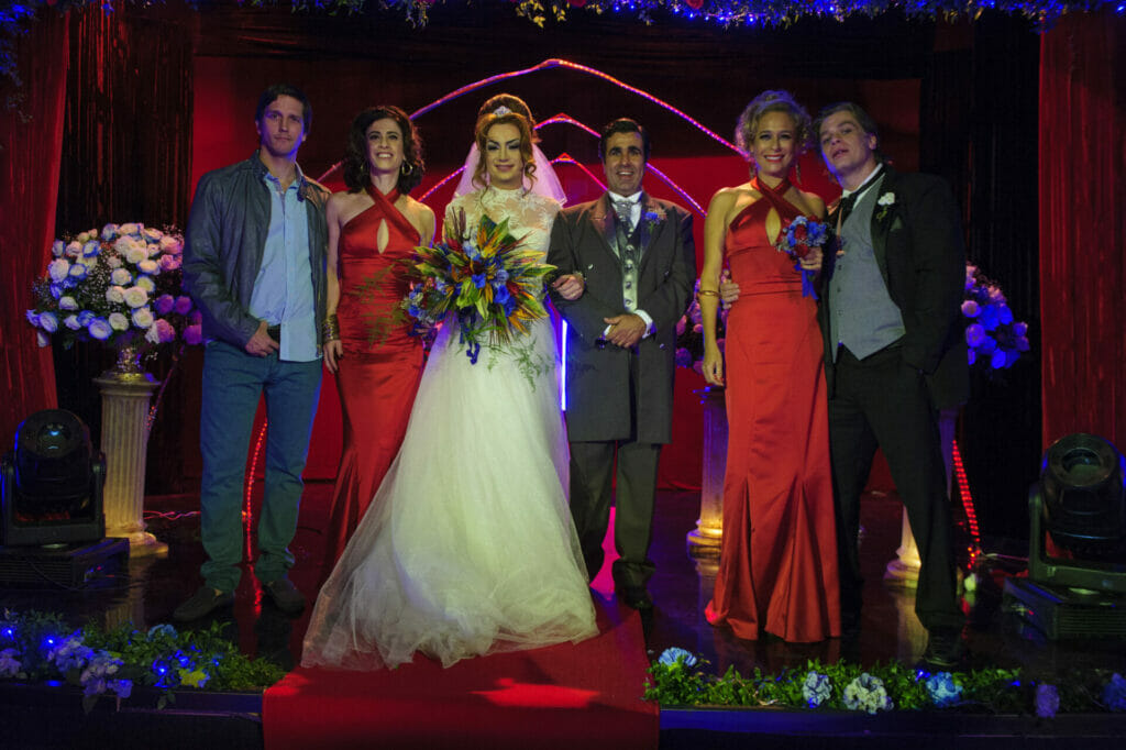 Stephanie (Rafael Primot) e Tijolo (Orã Figueiredo) se casaram no episódio 100 de Tapas & Beijos