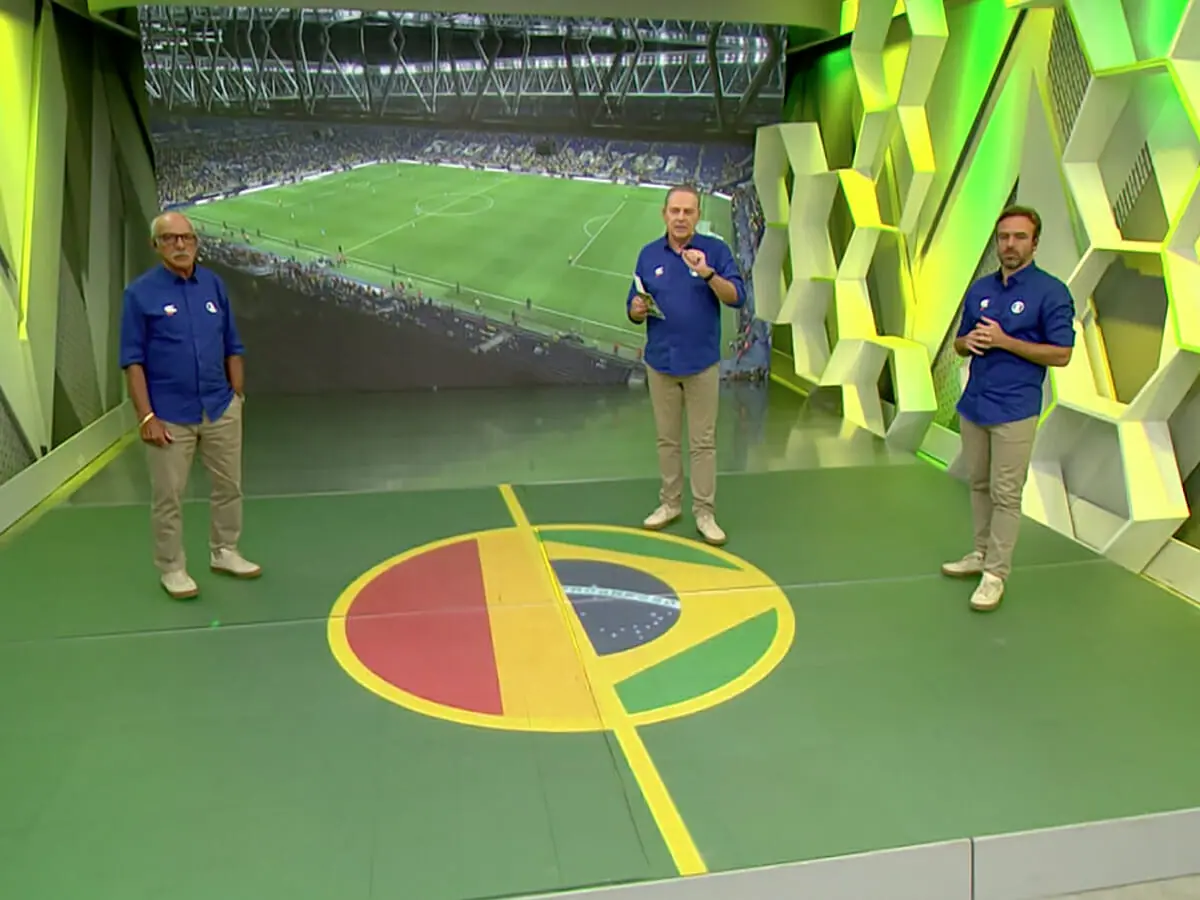 Júnior, Luis Roberto e Roger Flores na transmissão de Brasil x Guiné na Globo