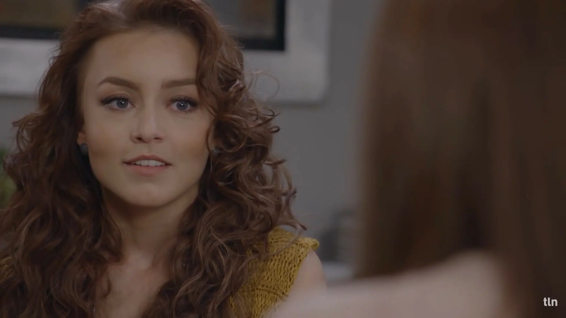 Em Três Vezes Ana, Ana Letícia (Angelique Boyer) se passa por Ana Lúcia (Angelique Boyer) diante de Ana Laura (Angelique Boyer)