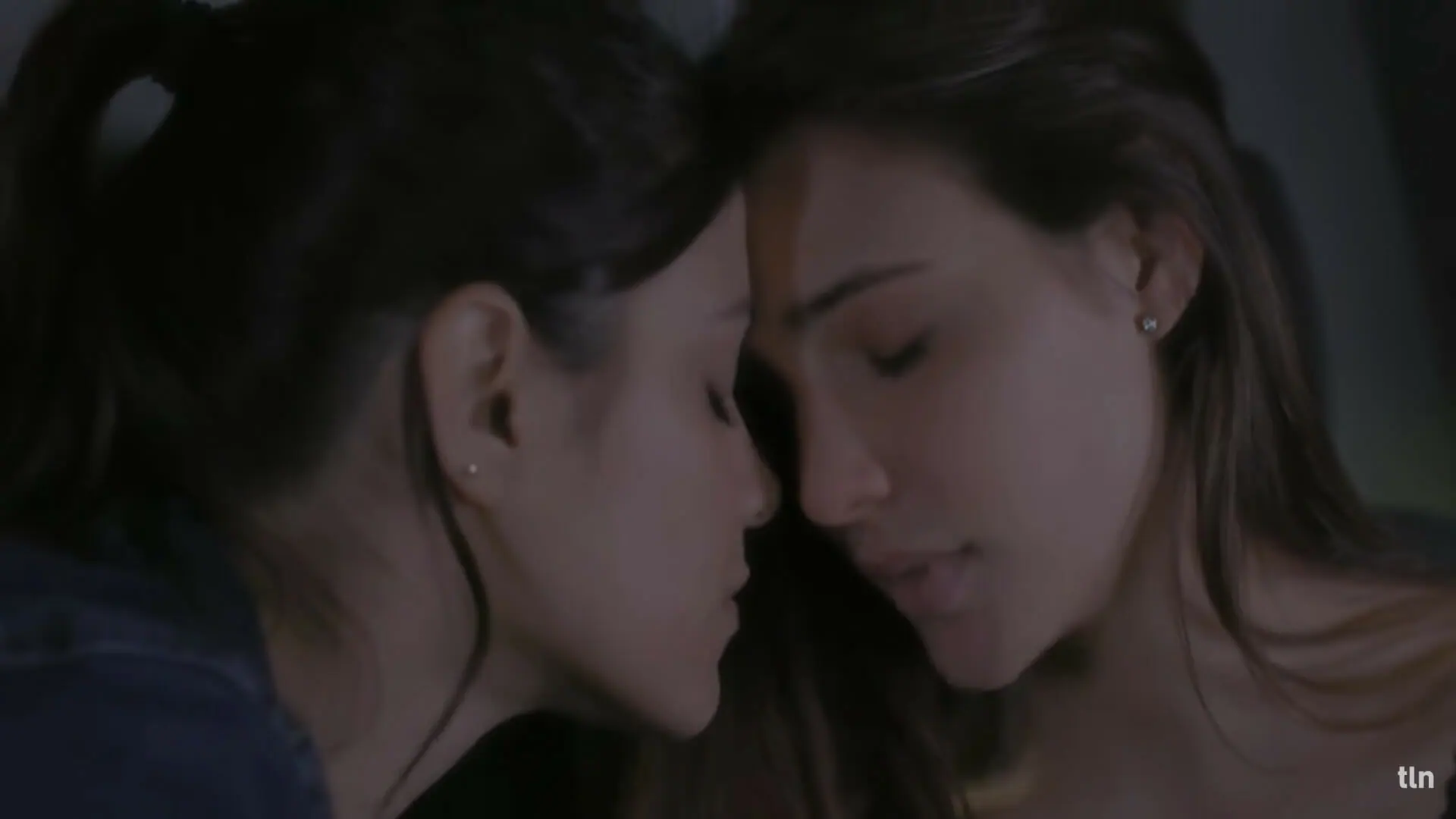 Juliana (Bárbara López) e Valentina (Macarena Achaga) em Amar a Morte