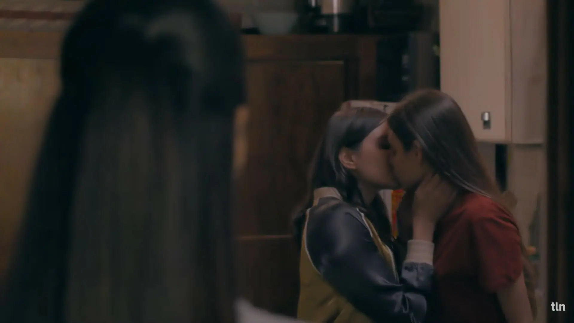 Lupita (Jéssica Mas) flagra beijo de Valentina (Macarena Achaga) e Juliana (Bárbara López) em Amar a Morte