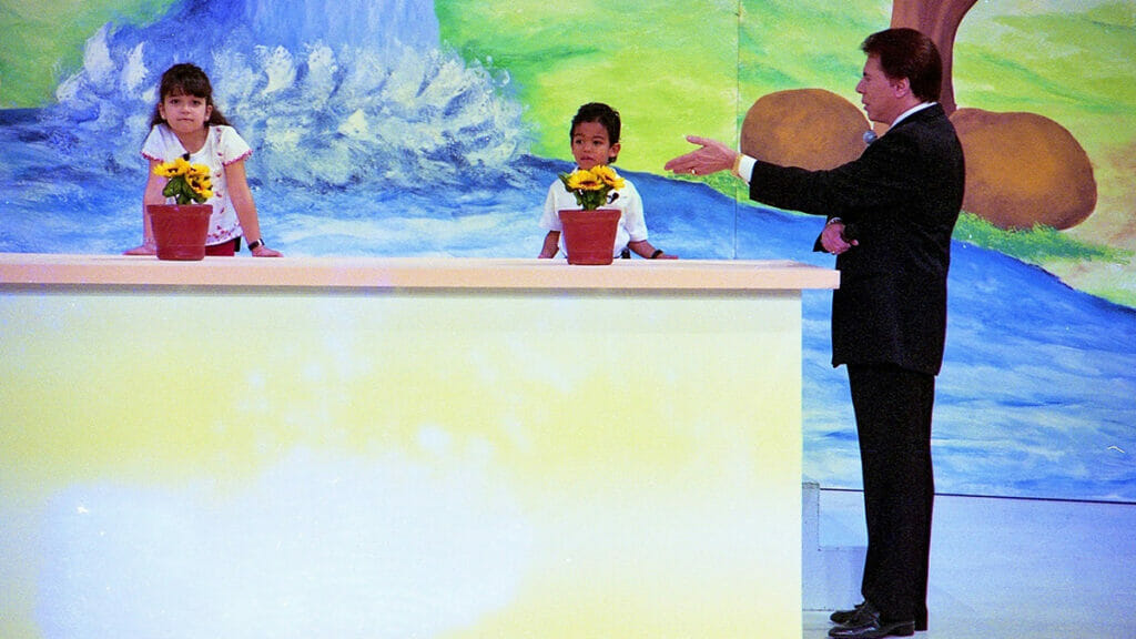 Silvio Santos com Caroline Morais e Luis Sales no Topa Tudo por Dinheiro, em 2000