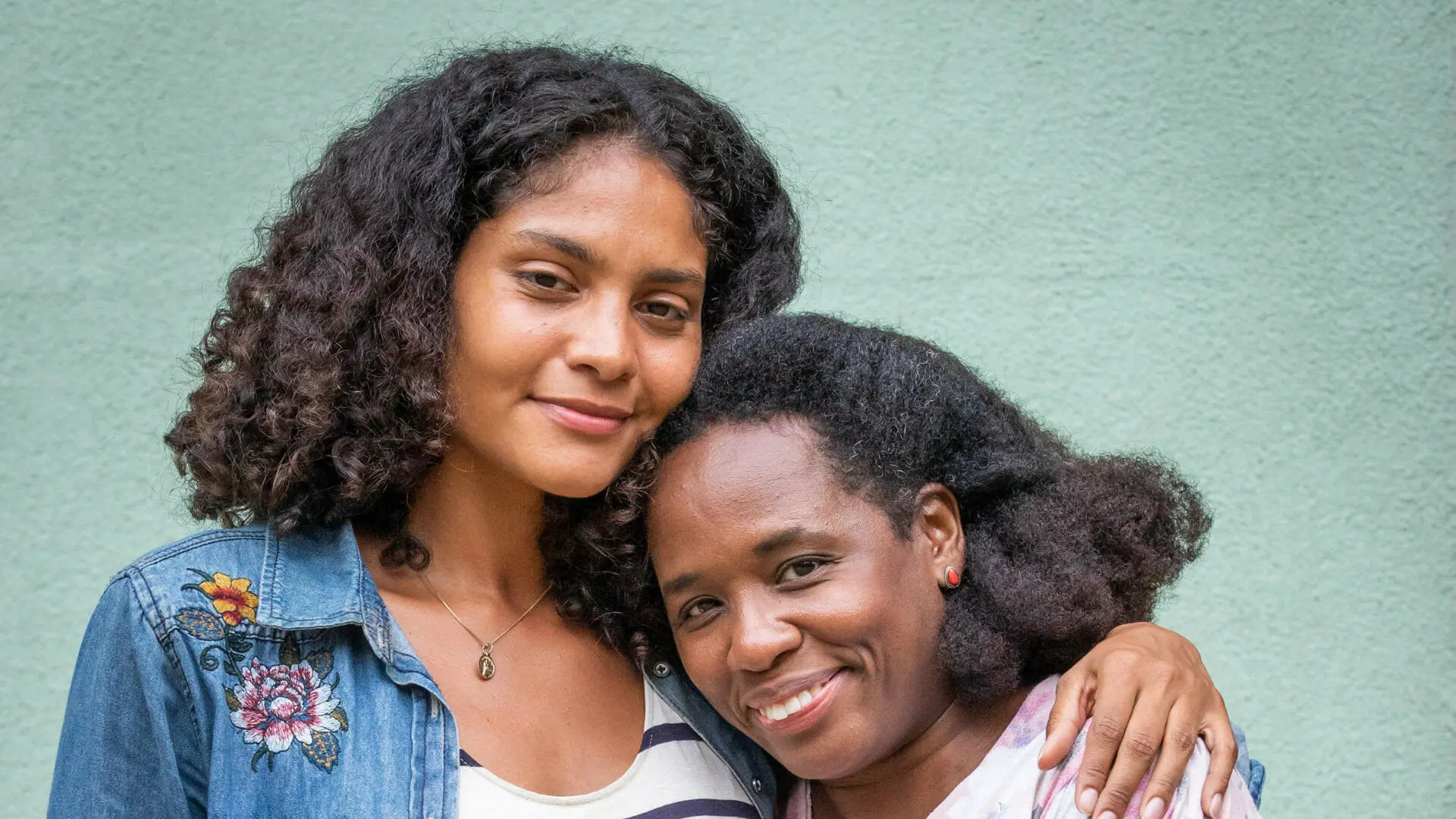 Aline (Bárbara Reis) e Jussara (Tatiana Tibúrcio) em Terra e Paixão