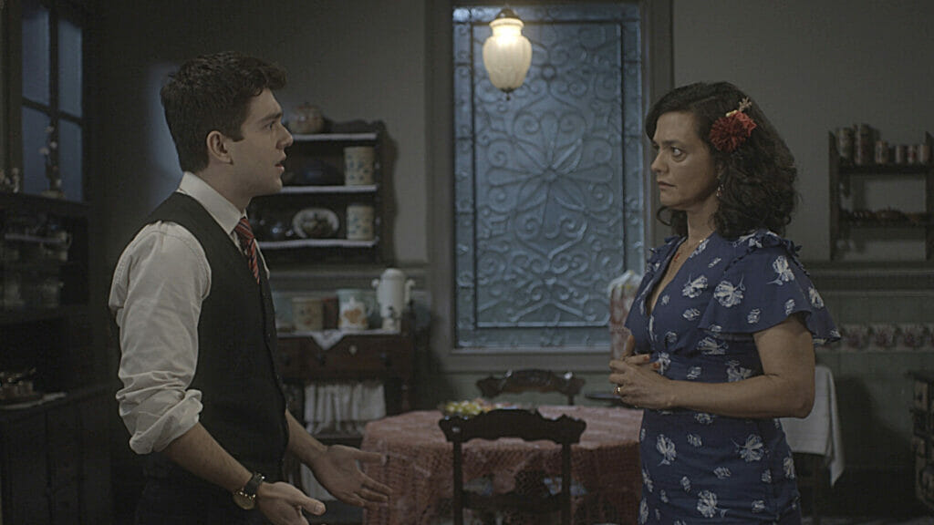 Júlio (Daniel Rangel) pressiona Verônica (Ana Cecília Costa) e descobre a verdade sobre seu pai