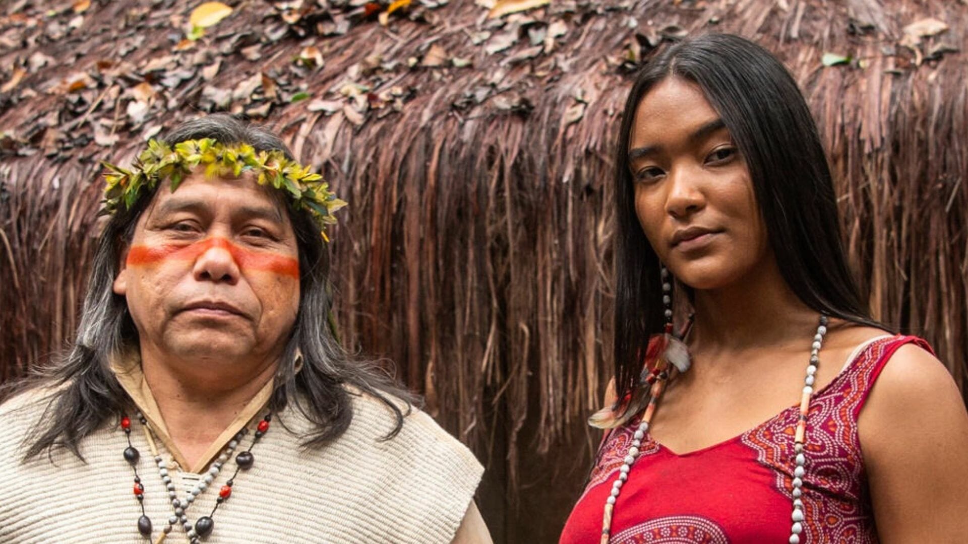 Jurecê (Daniel Munduruku) e Yandara (Rafaela Cocal) em Terra e Paixão