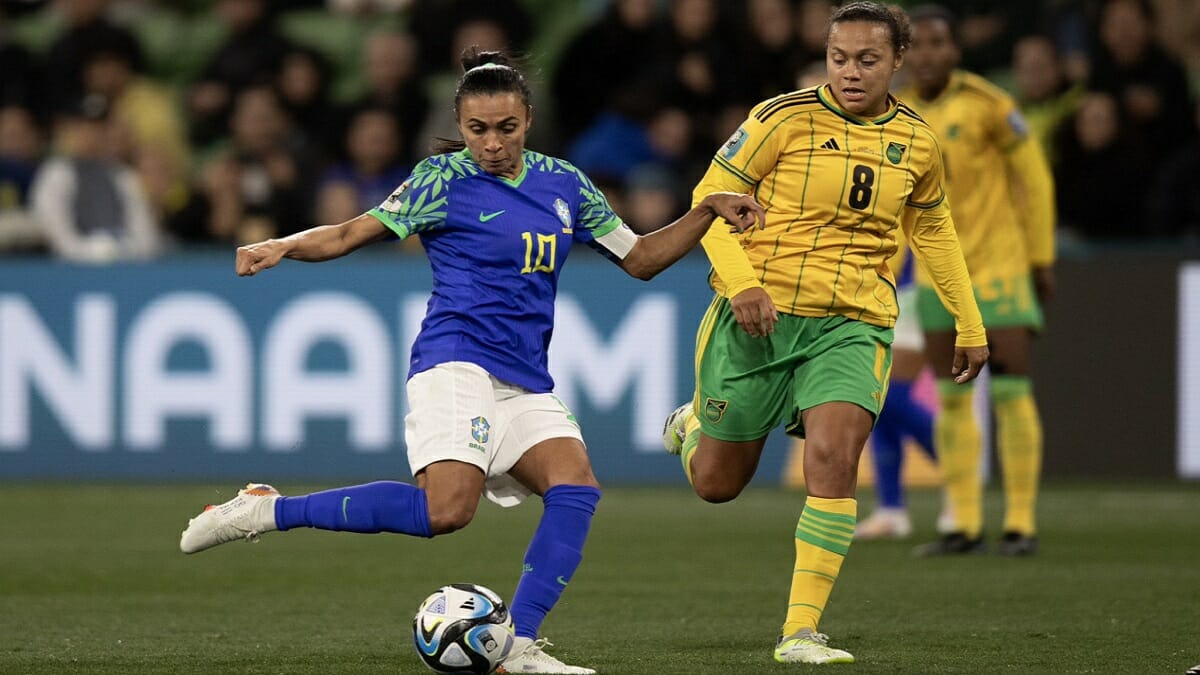 Seleção brasileira feminina em jogo contra a Jamaica