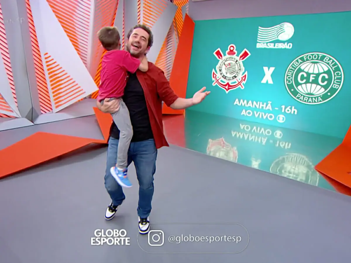 Felipe Andreoli abraça o filho, Rocco, no Globo Esporte