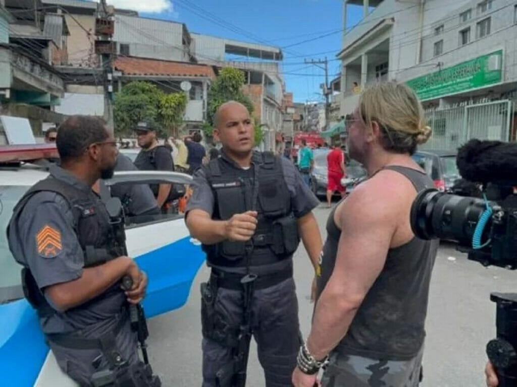 André Ramiro com Tristan Aronovich durante a preparação para filmagem no set de Salve a Favela