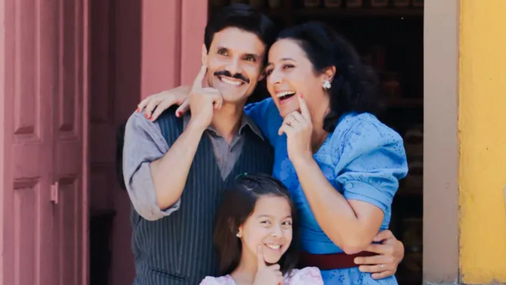 Aninha (Valentina Melleu) com seus pais Ione (Carol Badra) e Ademar (Gustavo Arthidoro) e Júlio (Daniel Rangel) em Amor Perfeito