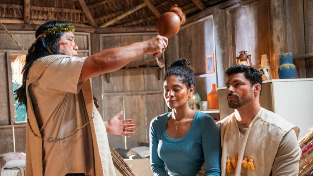 Jurecê (Daniel Munduruku) abençoando Aline (Barbara Reis) e Caio (Cauã Reymond) em Terra e Paixão