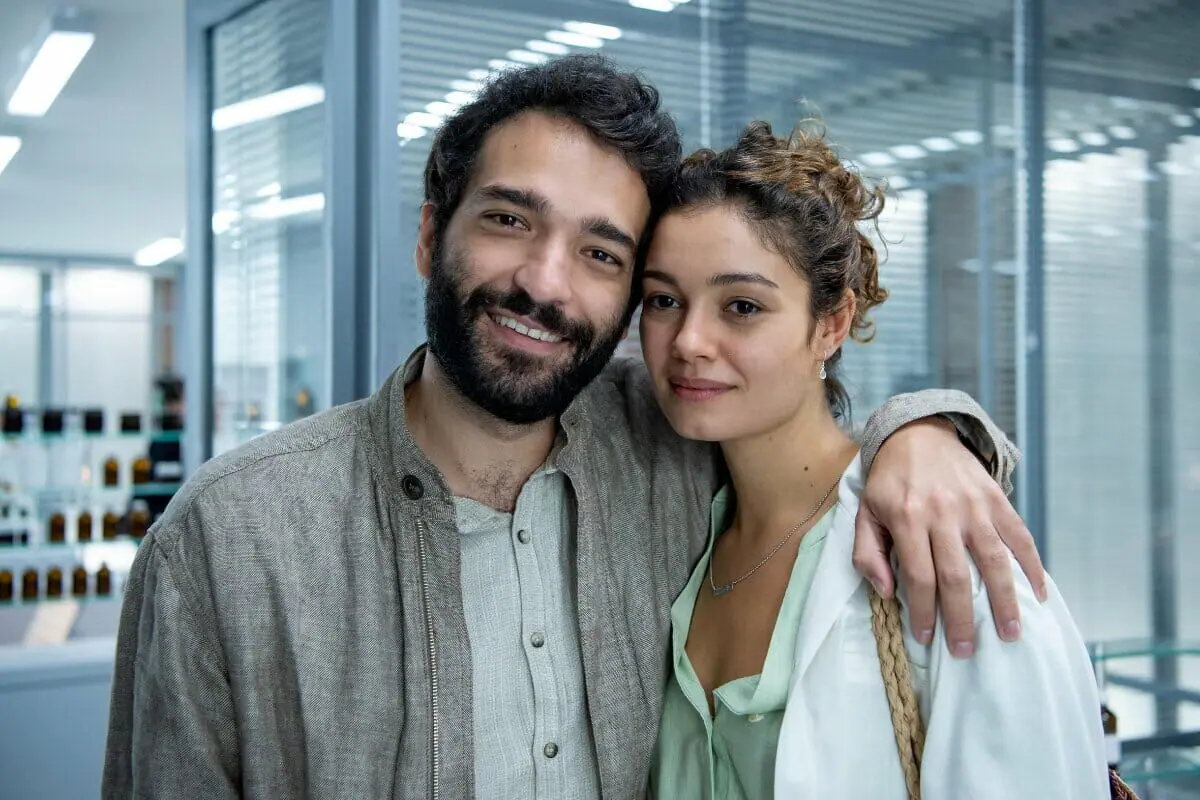 Rafael (Humberto Carrão) e Maíra (Sophie Charlotte) em Todas as Flores