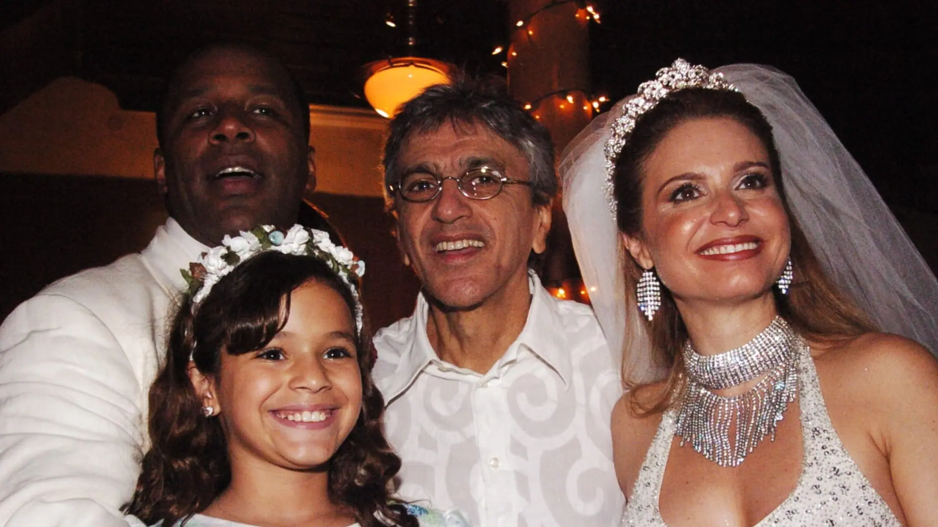 Flor (Bruna Marquezine), Feitosa (Aílton Graça) e Islene (Paula Burlamaqui) ao lado de Caetano Veloso em América