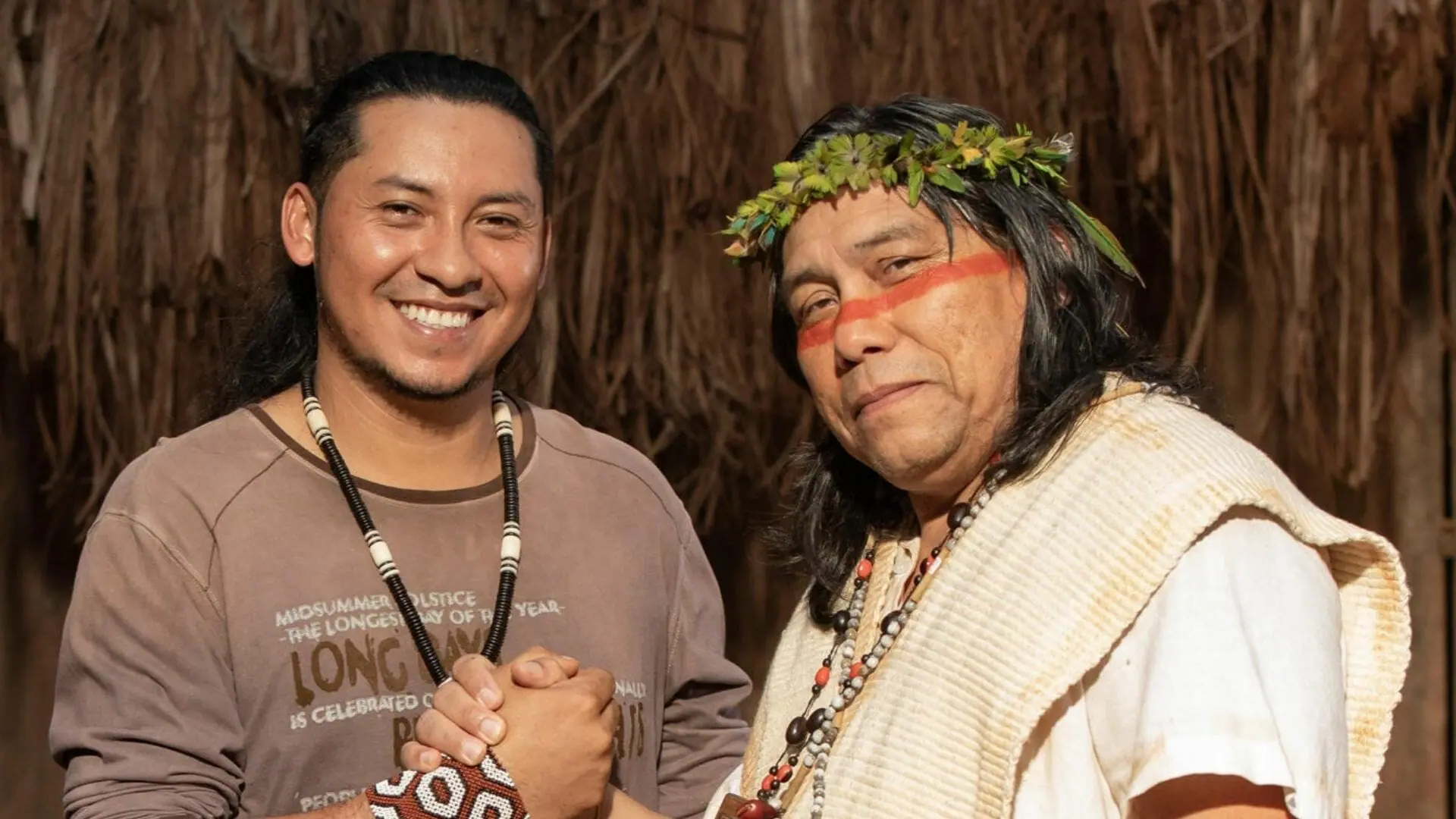 Raoni (Mapu Huni Kui) e Jurecê (Daniel Munduruku) em Terra e Paixão
