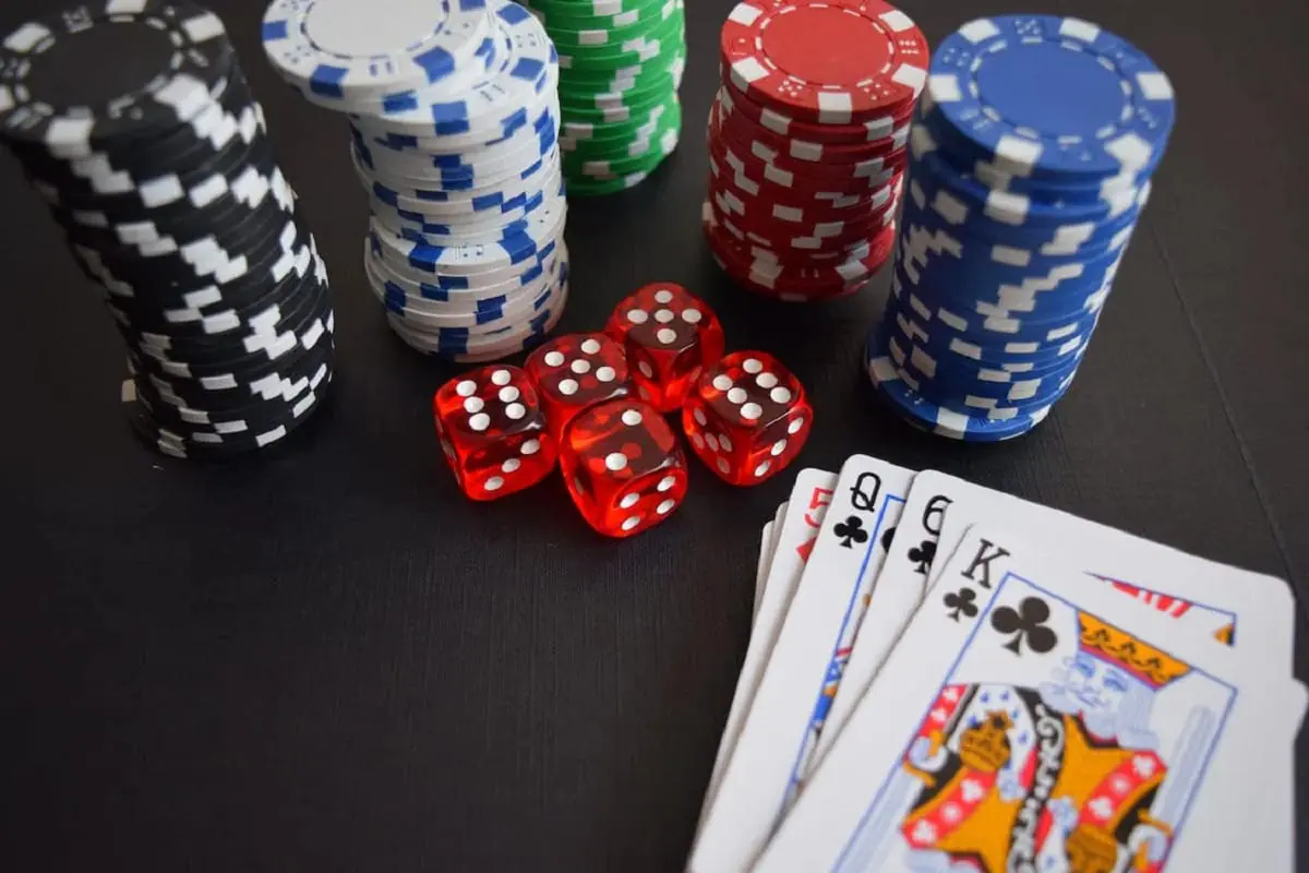 Fichas de pôquer, dados e cartas de baralho
