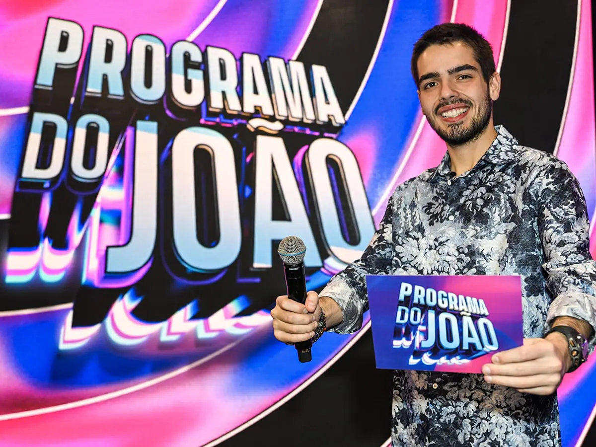 João Silva no cenário do Programa do João