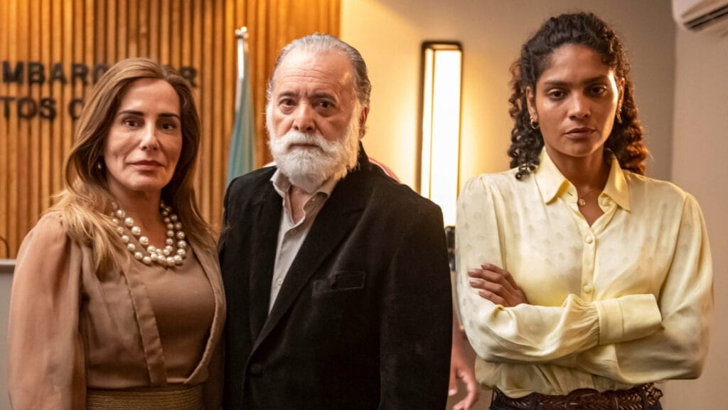 Aline (Barbara Reis) com Antonio (Tony Ramos) e Irene (Gloria Pires) em Terra e Paixão