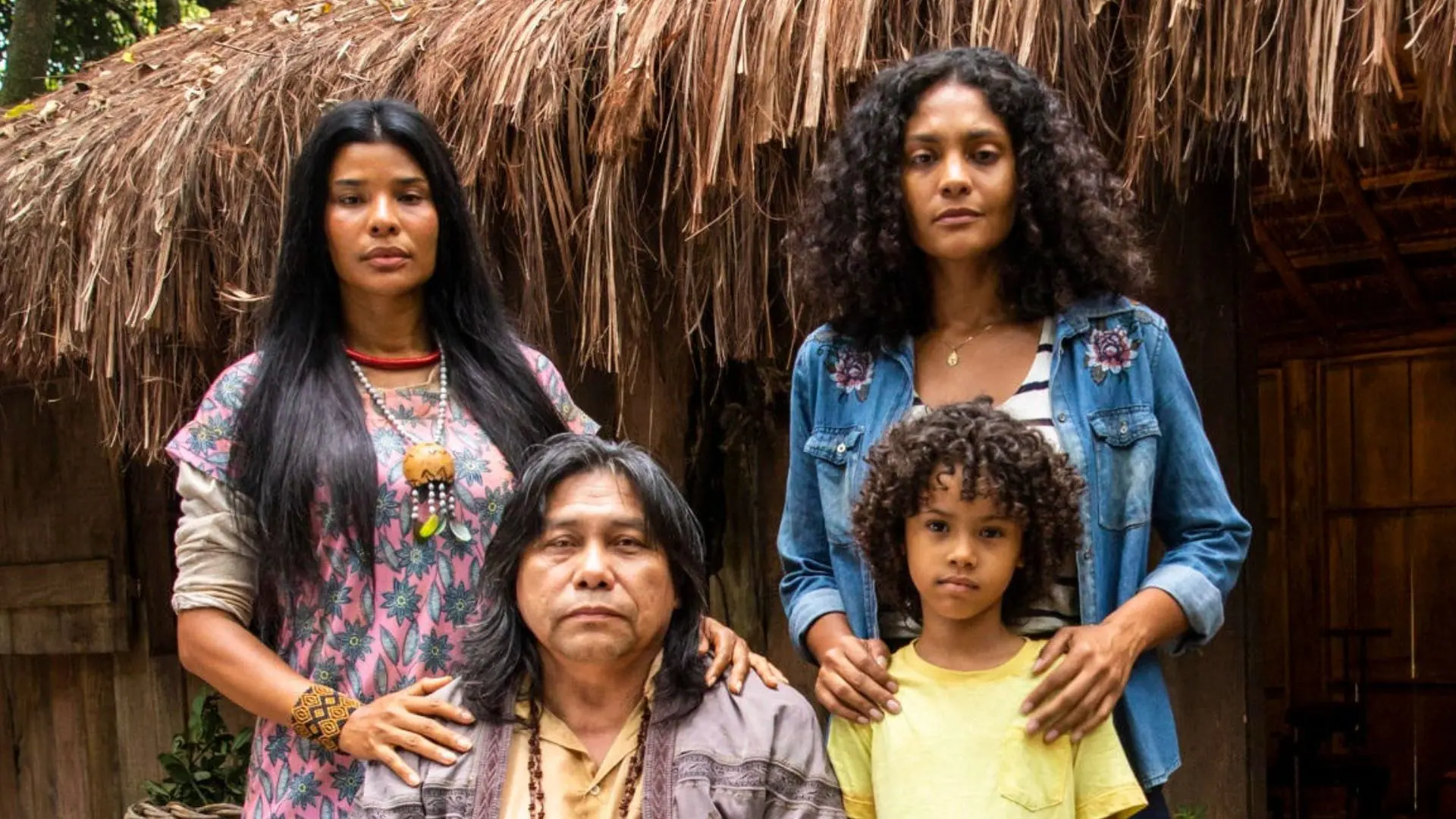 Iraê (Suyane Moreira), Jurecê (Daniel Munduruku), Aline (Barbara Reis) e João (Matheus Assis) em Terra e Paixão