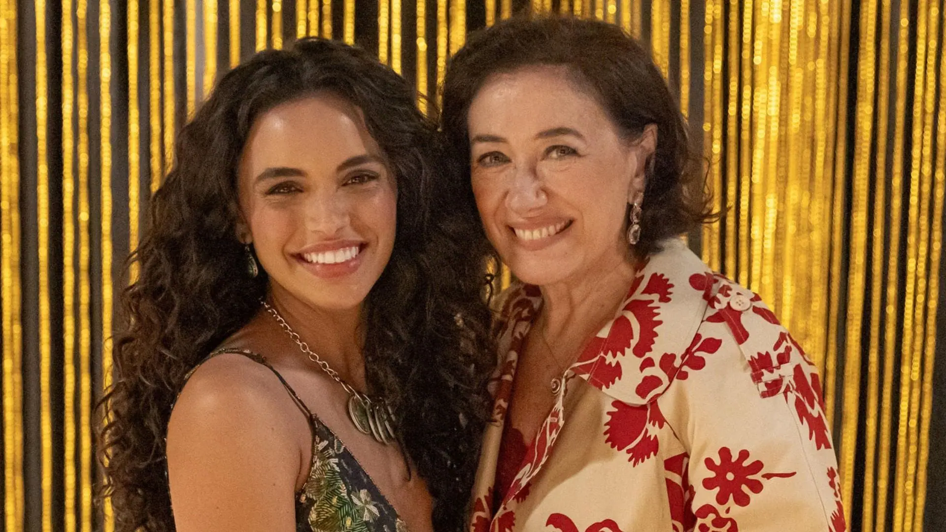 Luna (Giovana Cordeiro) e Bebel (Lilia Cabral) em Fuzuê