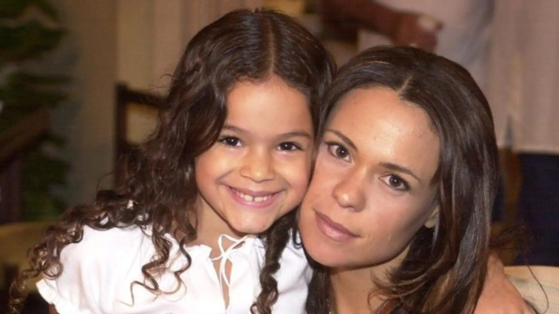 Salete (Bruna Marquezine) e Fernanda (Vanessa Gerbelli) em Mulheres Apaixonadas