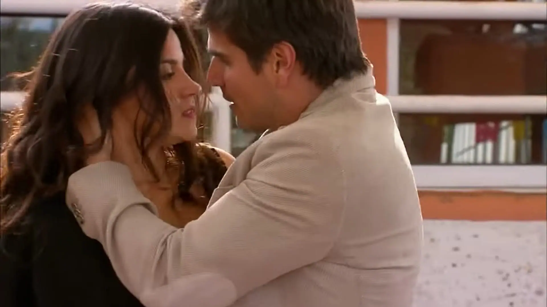 Esmeralda (Maite Perroni) e Paulo (Daniel Arenas) em A Gata