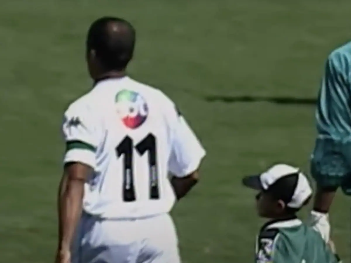 Romário veste camisa do Vasco com símbolo do SBT na final da Copa João Havelange