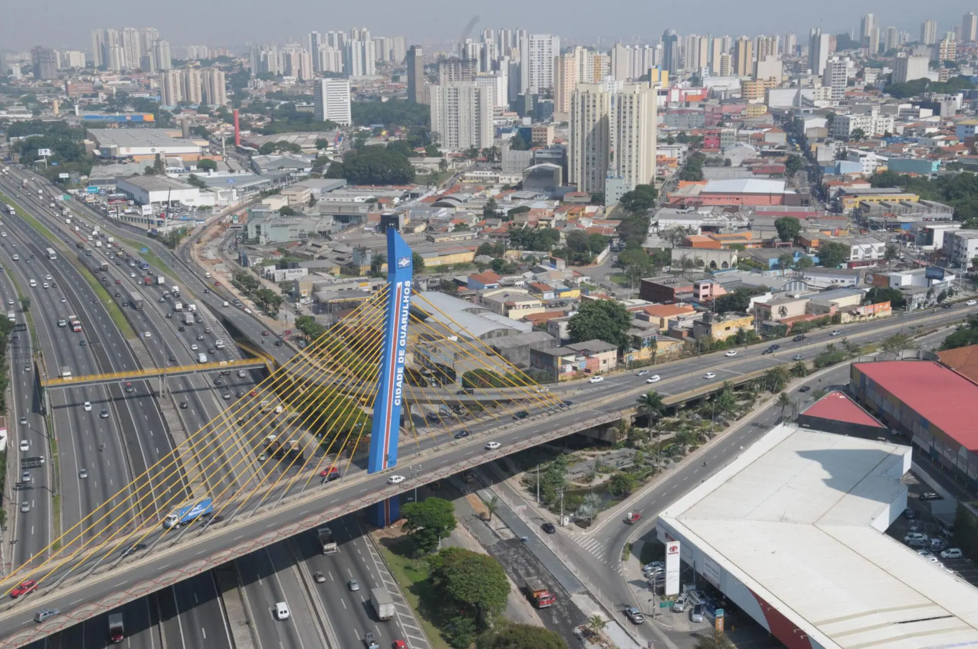 Vista aérea do Viaduto Cidade de Guarulhos - Professor Antônio Veronezi, cartão-postal do município