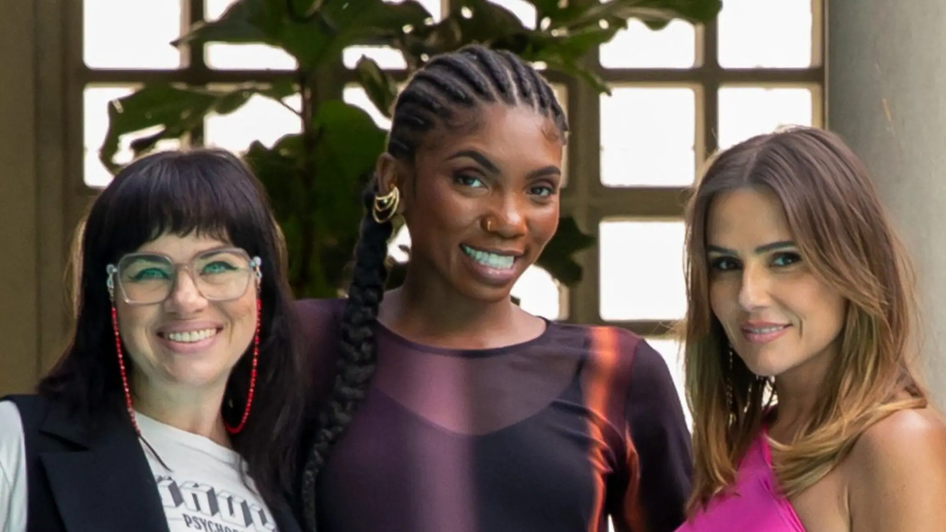 Carol (Karine Teles), Taís (Késia) e Lara (Deborah Secco) em Elas por Elas