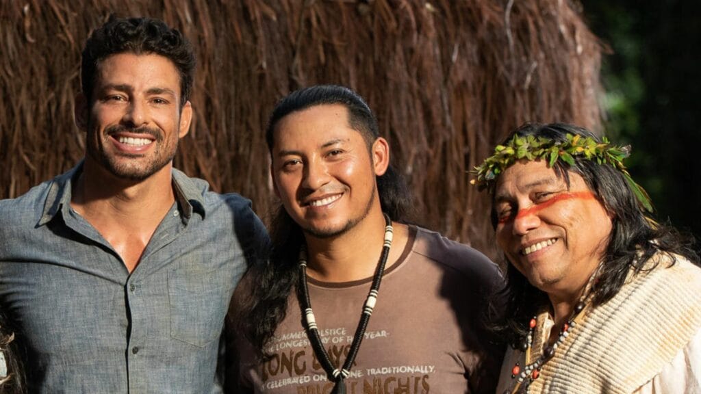 Jurecê (Daniel Munduruku), Raoni (Mapu Huni Kui), Caio (Cauã Reymond) em Terra e Paixão