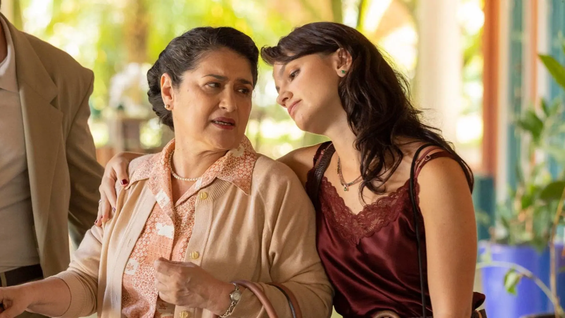 Angelina (Inez Viana) e Petra (Debora Ozório) em Terra e Paixão