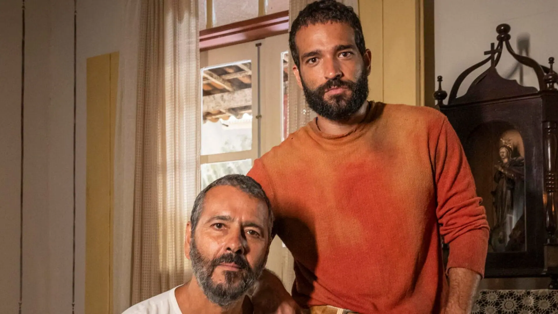Humberto Carrão e Marcos Palmeira vivem José Inocêncio em Renascer