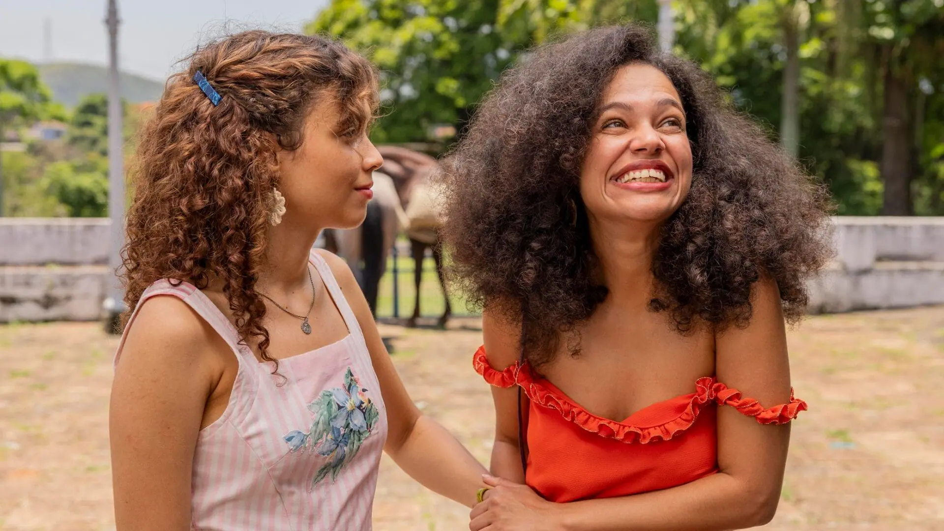 Morena (Uliana Lima) e Flor (Julia Lemos) em Renascer