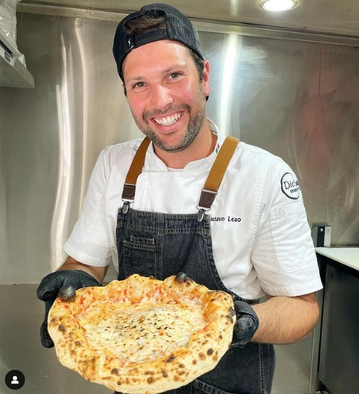Gustavo Leão em um dos seus empreendimentos a Dio Santo Pizzeria - Foto: Instagram pessoal de Gustavo Leão 
