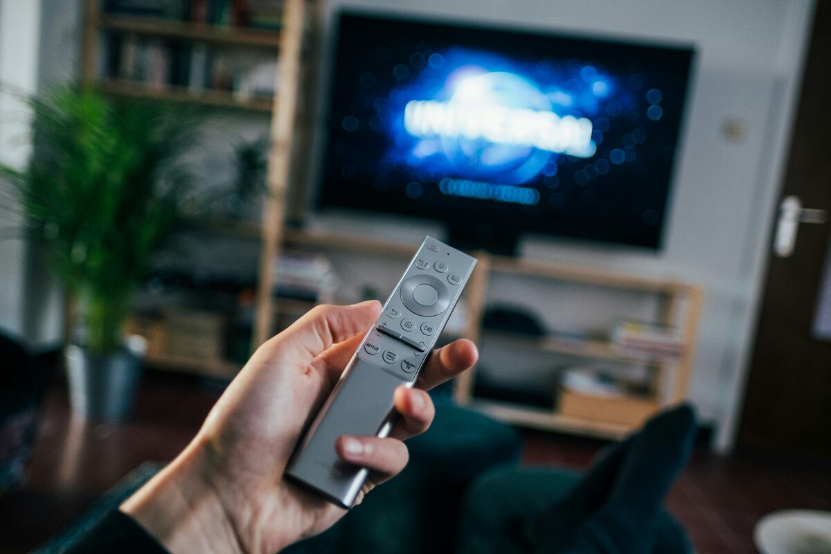 Controle remoto e smart TV na sala de estar