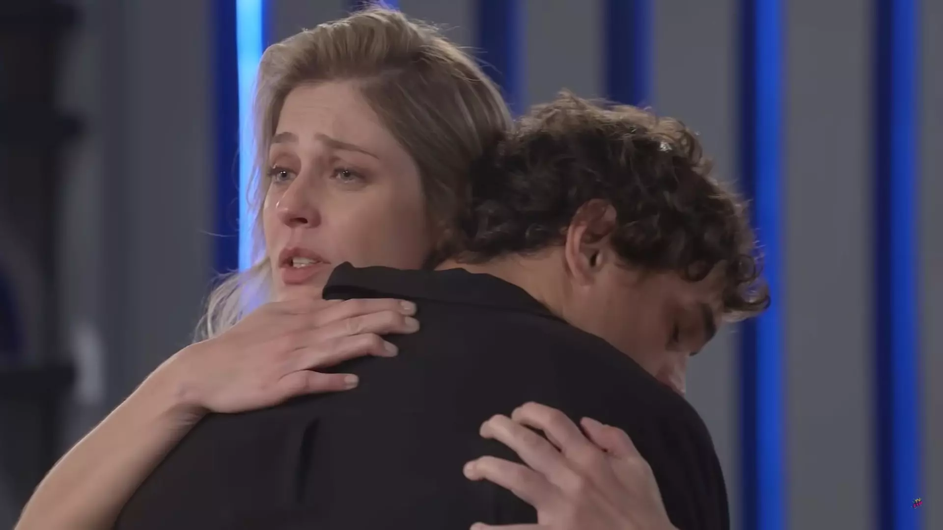 Laura (Christiana Ubach) abraça Mauro (Felipe Roque) em A Infância de Romeu e Julieta