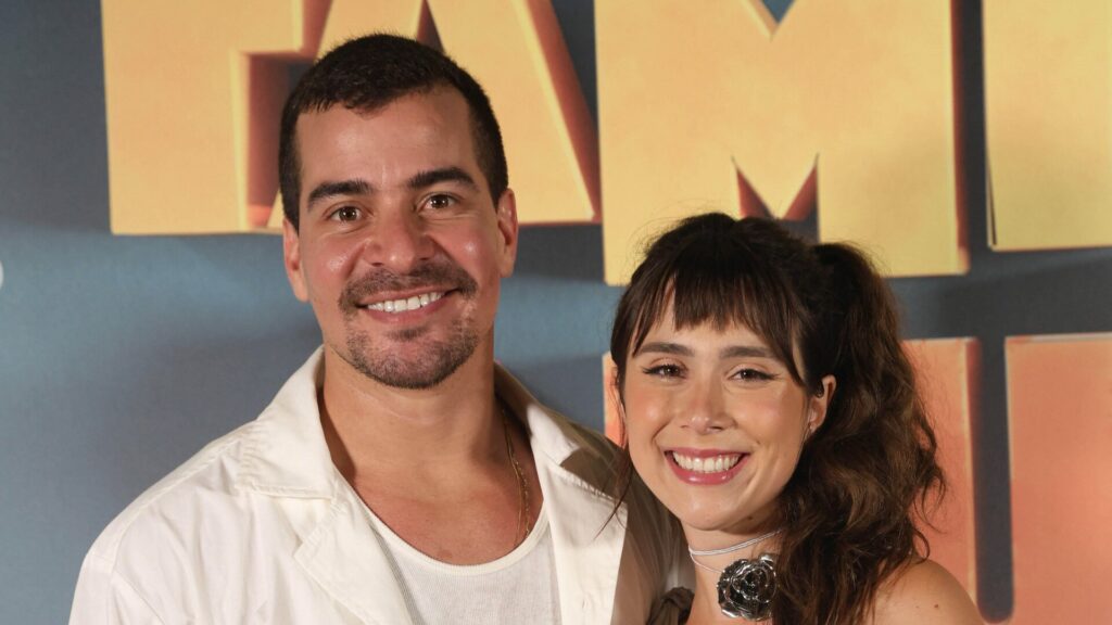 Júpiter (Thiago Martins) e Lupita (Daphne Bozaski)