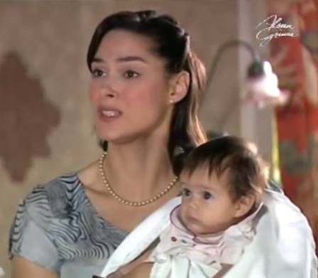 Fernanda Machado como Dalila e sua bebê na novela Alma Gêmea