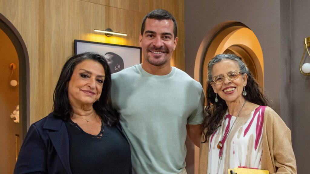 Leda (Grace Gianoukas), Júpiter (Thiago Martins) e Marieta (Cristina Pereira) em Família é Tudo